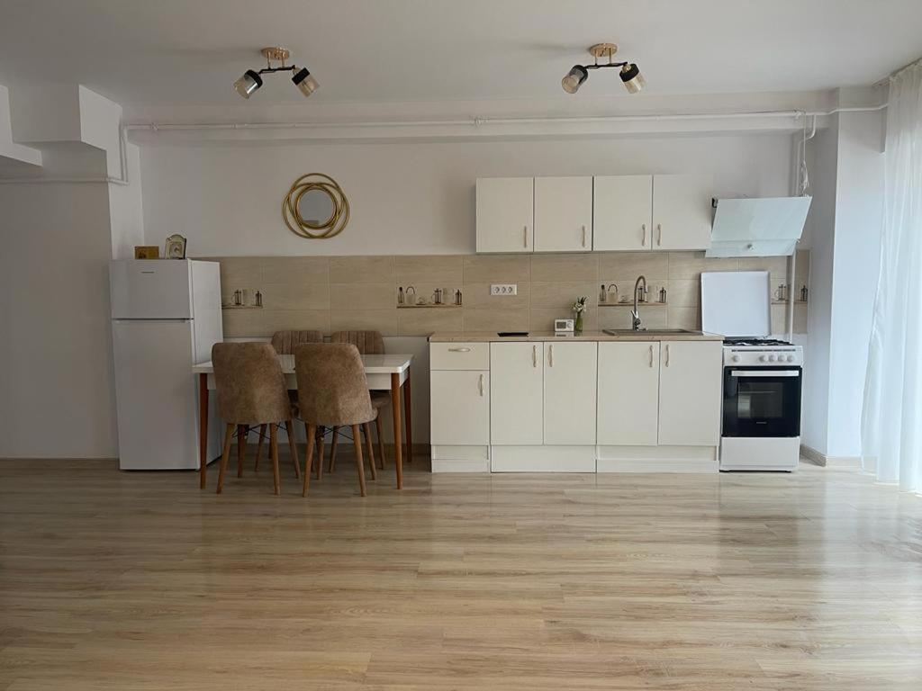 Apartament Yra Rm.Valcea Римніку-Вилча Екстер'єр фото